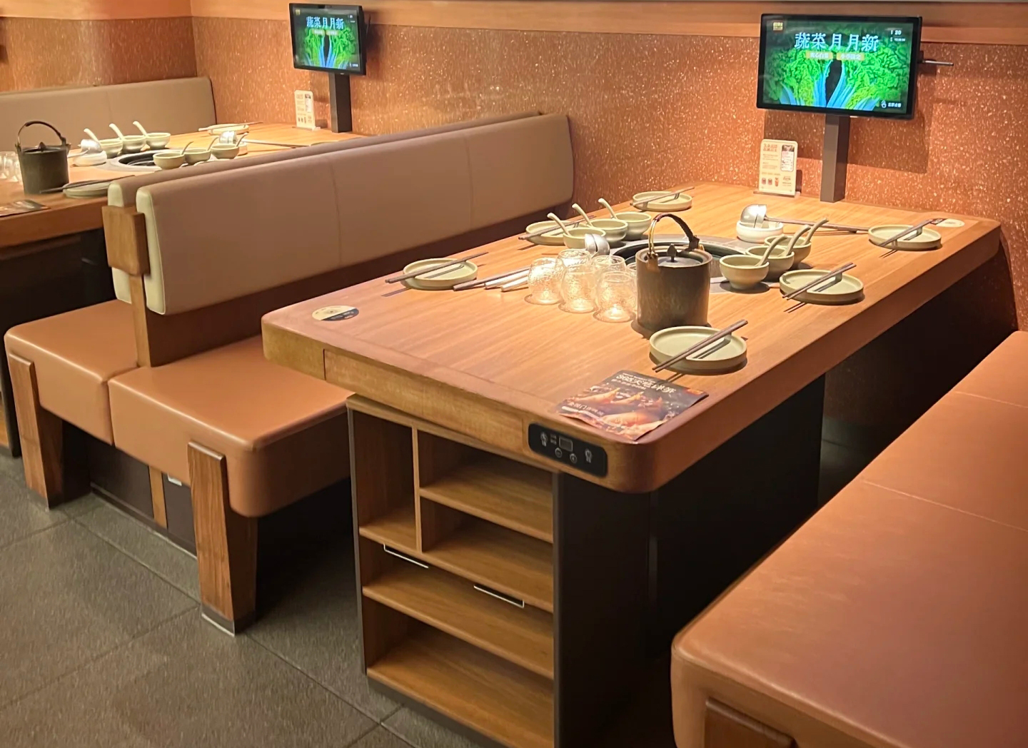 火鍋店桌椅定制：巴奴火鍋成功打造現(xiàn)代舒適的用餐體驗(yàn)